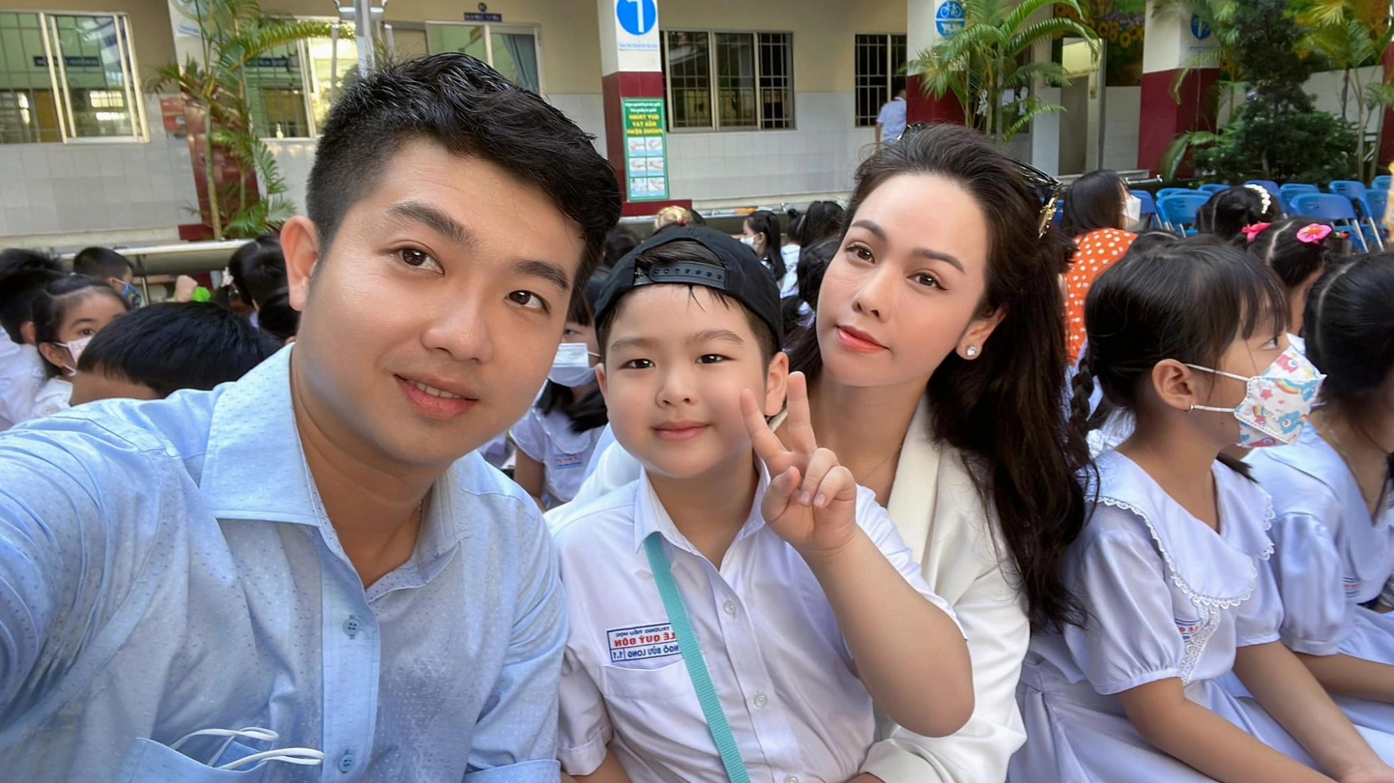 Từ trái qua: anh Ngô Nguyễn Phúc Bửu Lộc (chồng cũ Nhật Kim Anh), bé Ngô Bửu Long và Nhật Kim Anh trong buổi tổng kết vào sáng 5/7