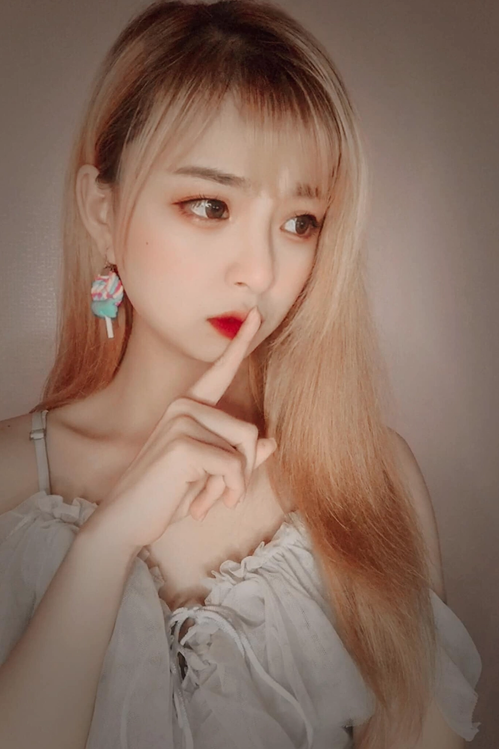 Tuy gặp áp lực nhiều vì công việc nhưng cô nàng vẫn rất thường hay làm mới mình bằng những clip TikTok vui nhộn.