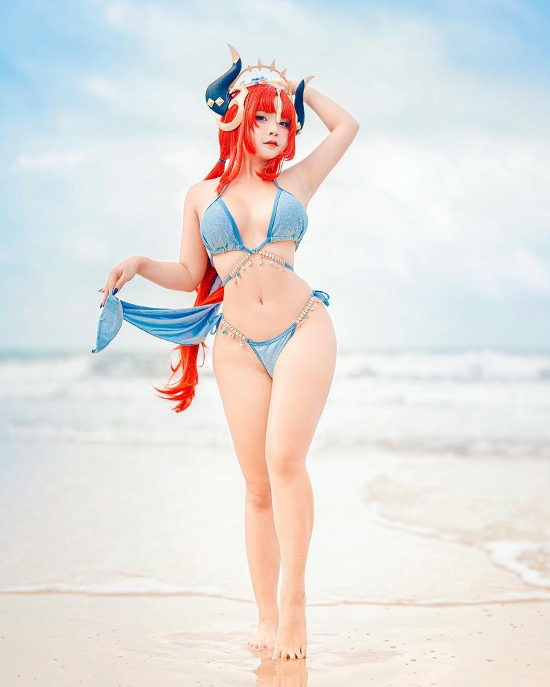 Cô gái xinh cosplay bikini quyến rũ mềm mại