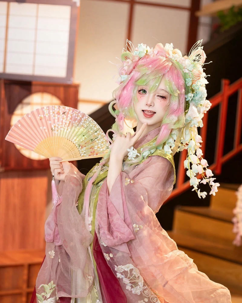Cosplay Mitsuri mang diện mạo ngọt ngào đặc trưng