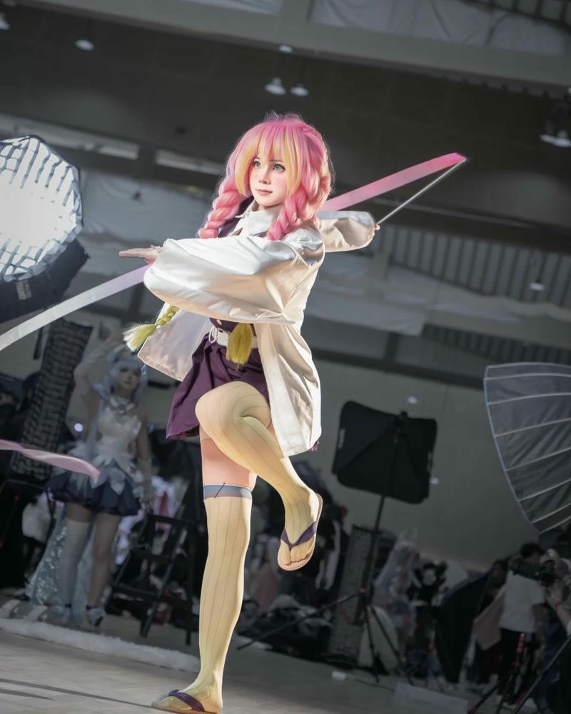 Cosplay Mitsuri thể hiện thần thái dịu dàng cuốn hút