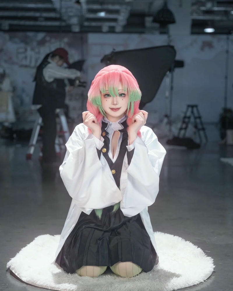 Cosplay Mitsuri thể hiện thần thái vui tươi rạng rỡ