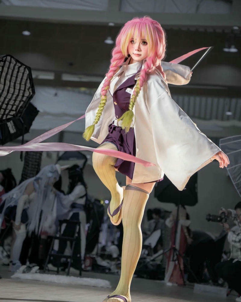 Cosplay Mitsuri với mái tóc dài đầy nổi bật