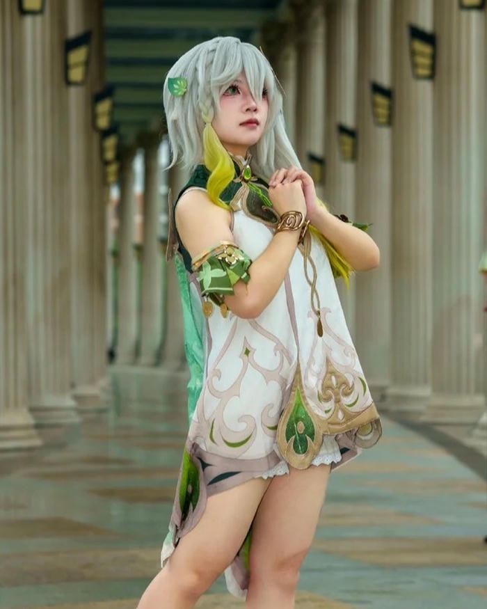 Ảnh Nahida cosplay với vẻ ngoài trẻ trung