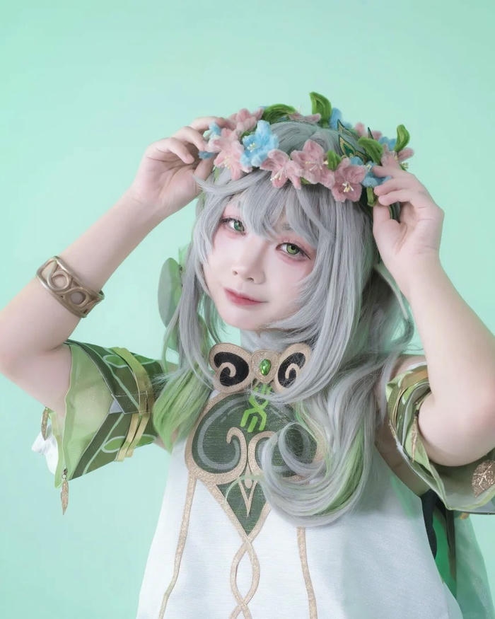Ảnh cosplay Nahida sexy mang phong thái nữ tính