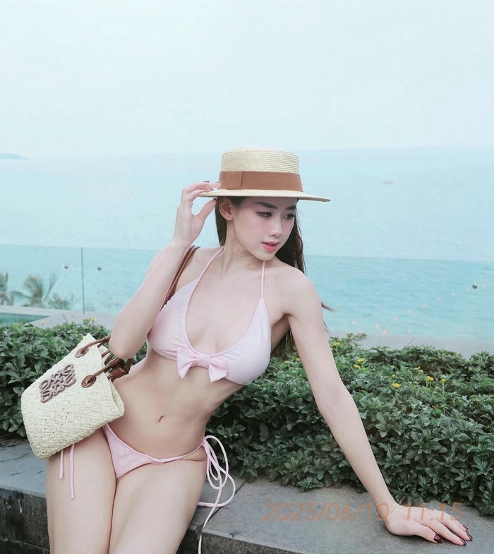 Ảnh gái mặc bikini trong suốt mang nét mọng mẩy tinh tế