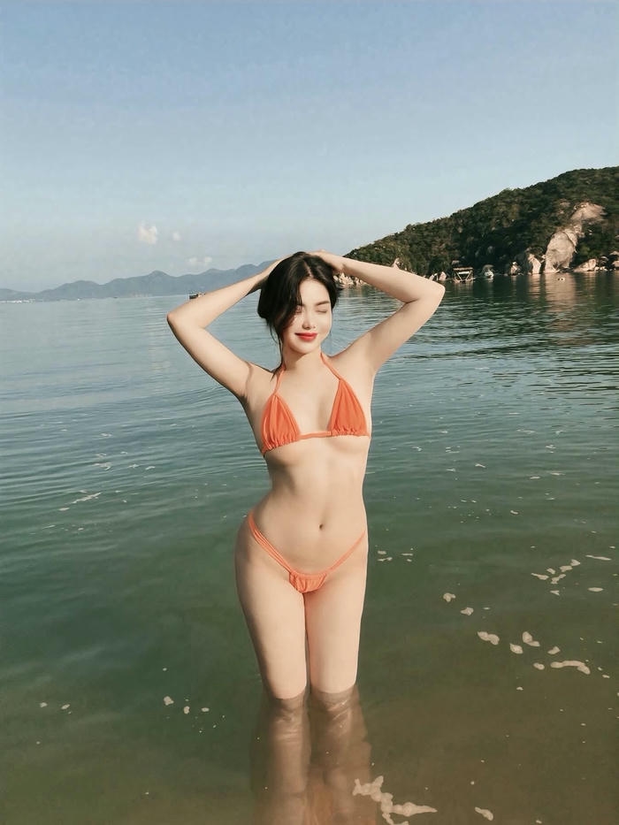 Ảnh gái mặc bikini trong suốt thể hiện đường cong cuốn hút
