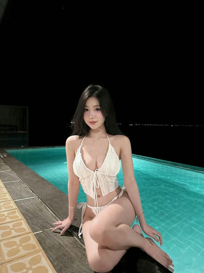 Ảnh gái mặc bikini trong suốt với phong thái hấp dẫn