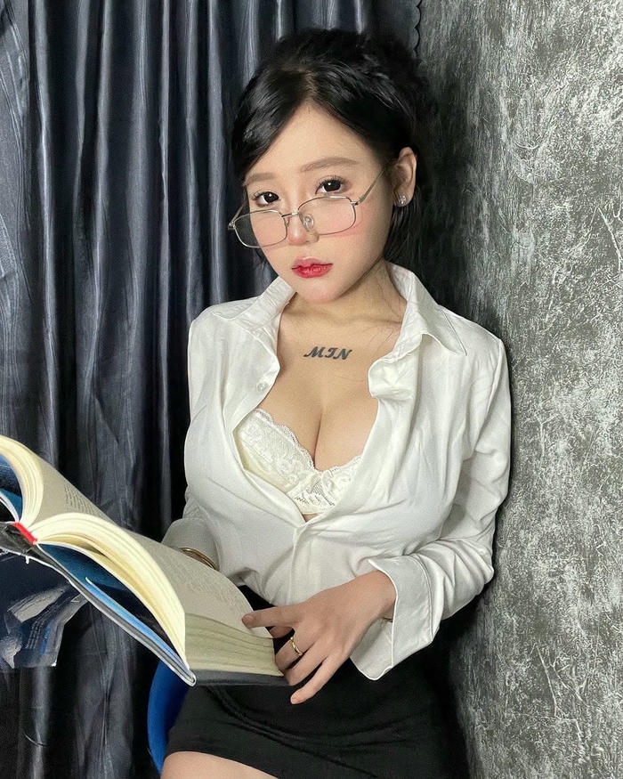 Ảnh gái xinh ngực to mang phong cách quyến rũ