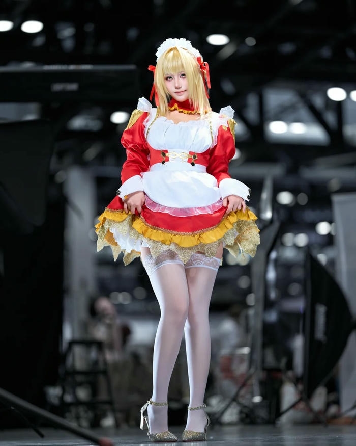 Ảnh maid cosplay với phong thái trẻ trung