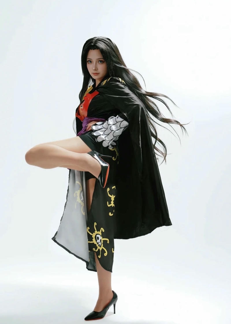 Boa Hancock cosplay mang diện mạo thanh tú đầy cuốn hút