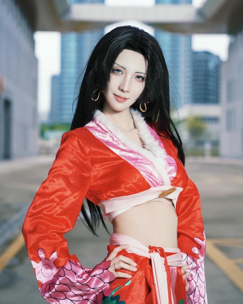 Boa Hancock cosplay thể hiện phong thái tự tin hiện đại