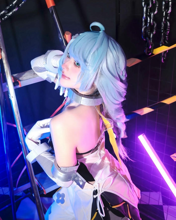 Cô gái cosplay anime bổ mắt với dáng vẻ nóng bỏng
