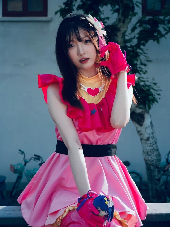 Cosplay Ai Hoshino mang thần thái trẻ trung rạng rỡ