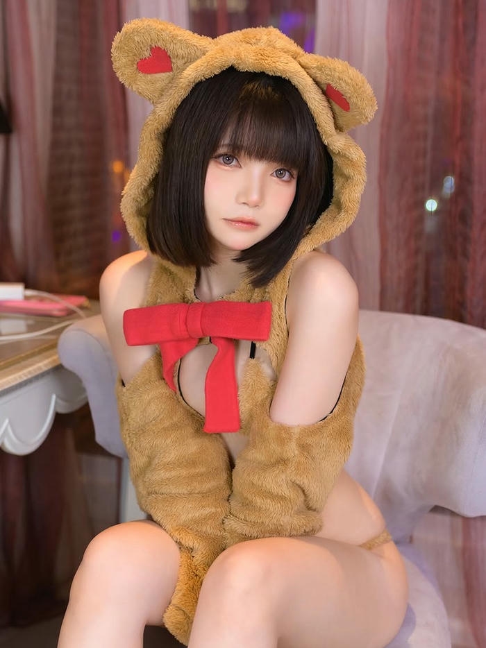 Cosplay anime girl bổ mắt khoe đường cong mọng mẩy rạng rỡ