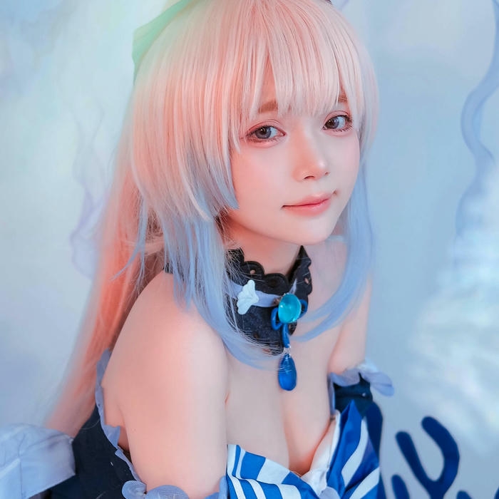 Cosplay anime girl bổ mắt với đường cong hấp dẫn tinh tế