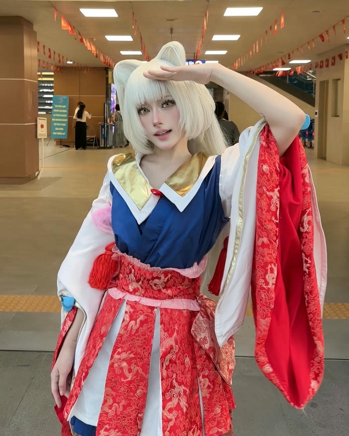 Cosplay anime girl bổ mắt với phong thái hấp dẫn sang trọng