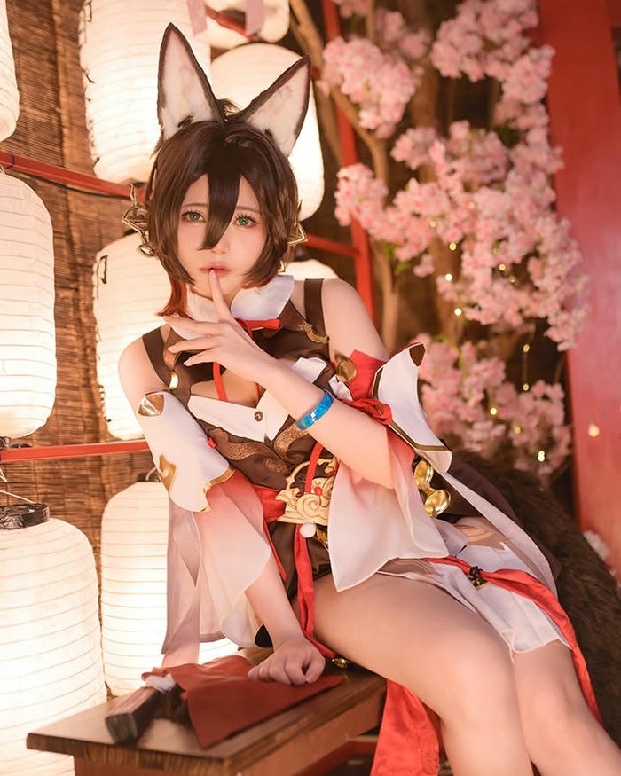 Cosplay anime girl bổ mắt với thân hình hấp dẫn hoàn hảo