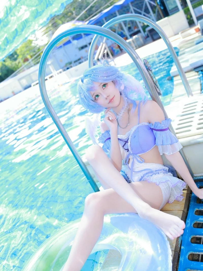 Cosplay bikini bể bơi