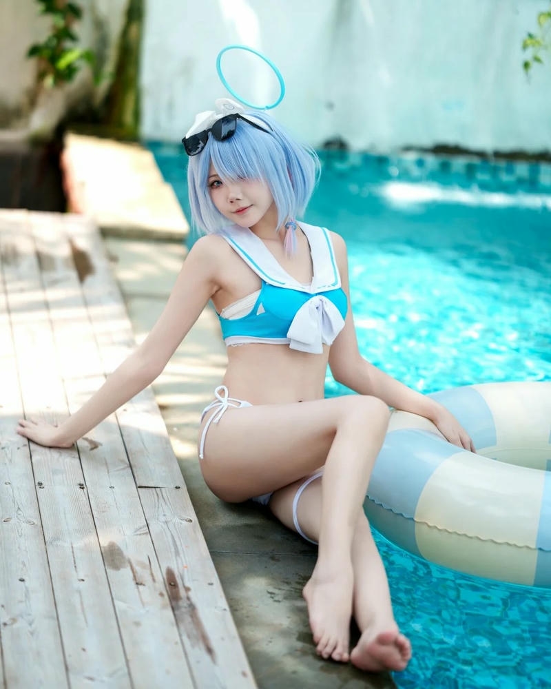 Cosplay bikini cute với phao bơi