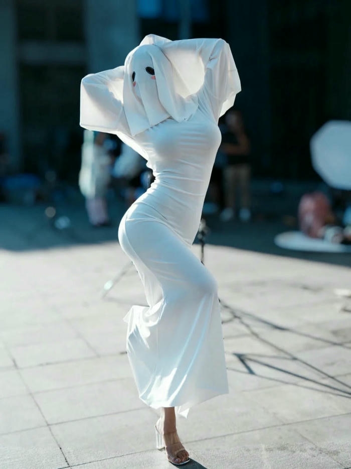 Cosplay ma nữ có diện mạo sắc sảo cuốn hút