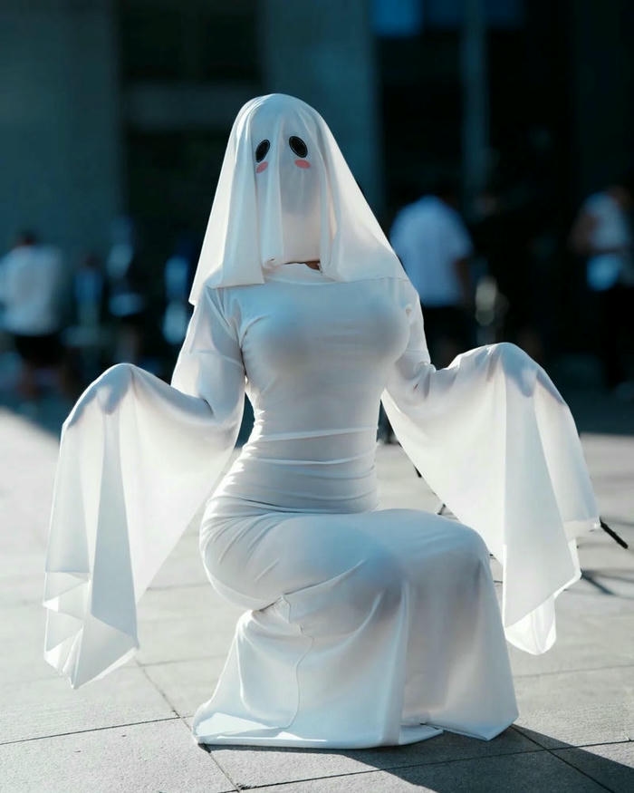 Cosplay ma nữ có vẻ ngoài thanh thoát ấn tượng