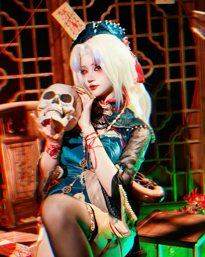 Cosplay ma nữ mang thần thái quyến rũ tinh tế