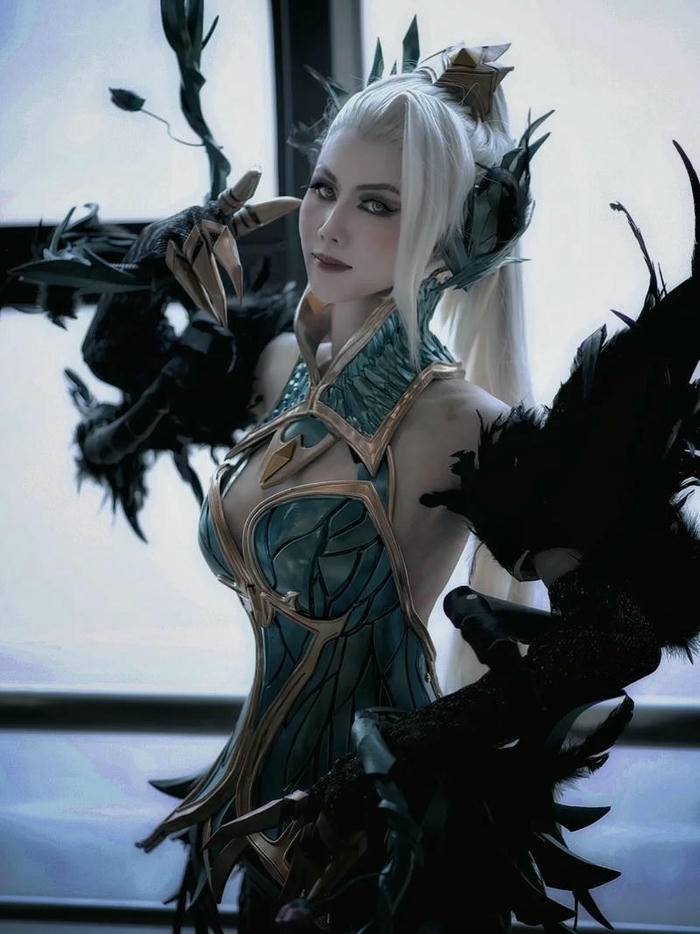Cosplay ma nữ với phong cách bí ẩn duyên dáng