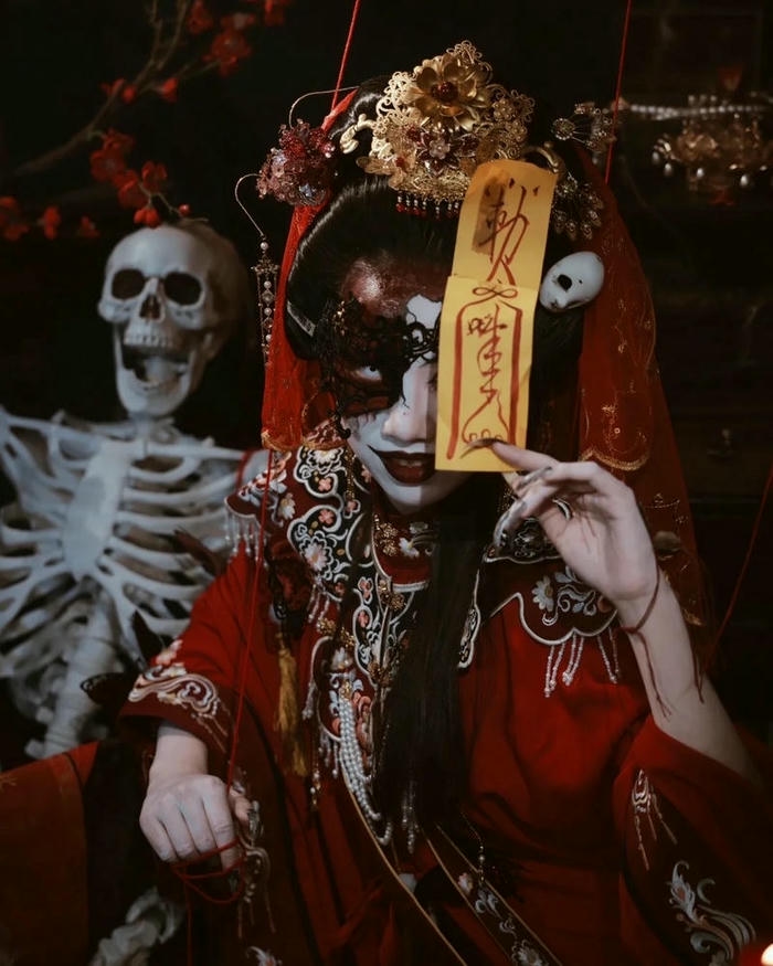 Cosplay ma nữ với tạo hình huyền bí nổi bật