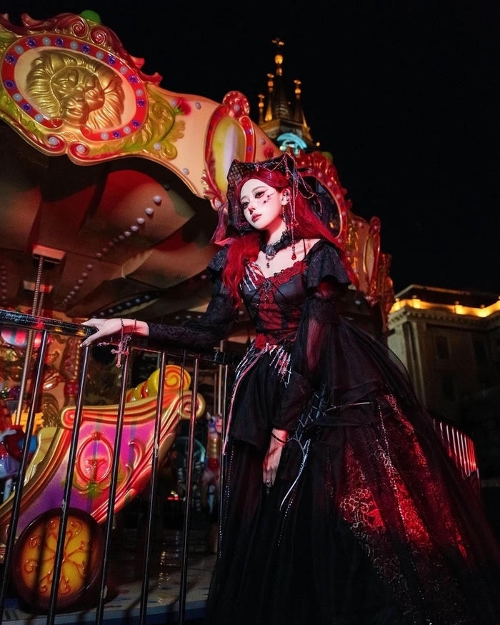 Cosplay ma nữ với thần thái sắc sảo cuốn hút