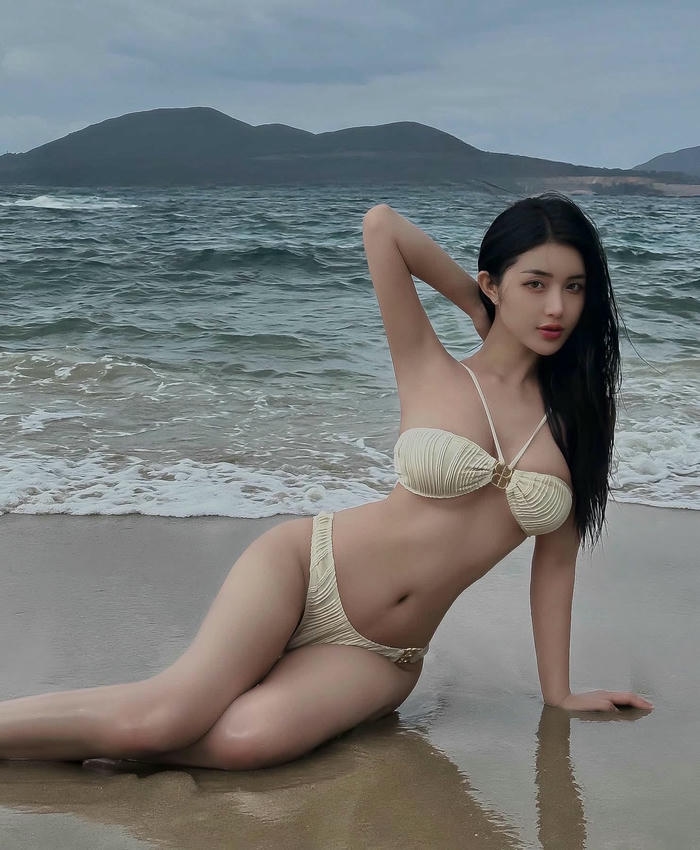 Gái xinh việt nam mặc bikini đi biển dịu dàng