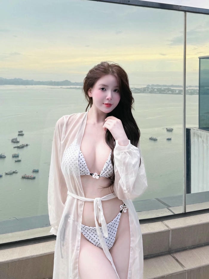 Gái xinh việt nam mặc bikini đi biển trẻ trung
