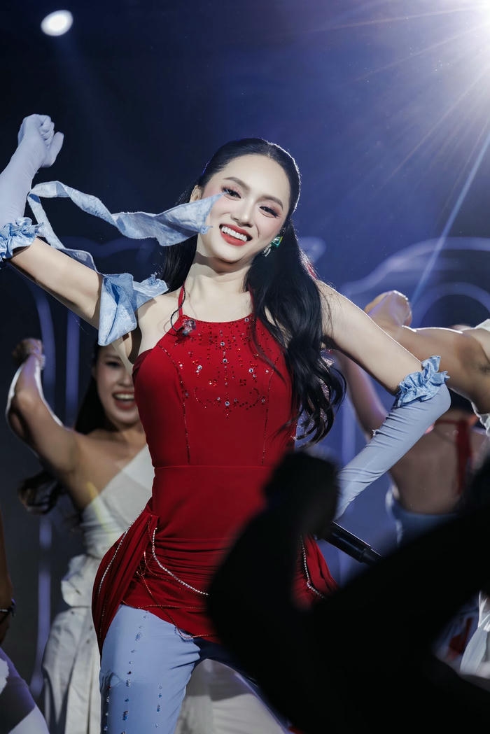 Hình Hương Giang mang diện mạo trẻ trung nổi bật