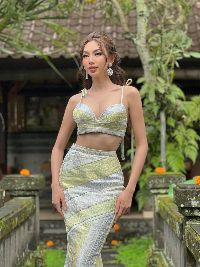 Hình Nguyễn Thúc Thùy Tiên diện bikini trẻ trung