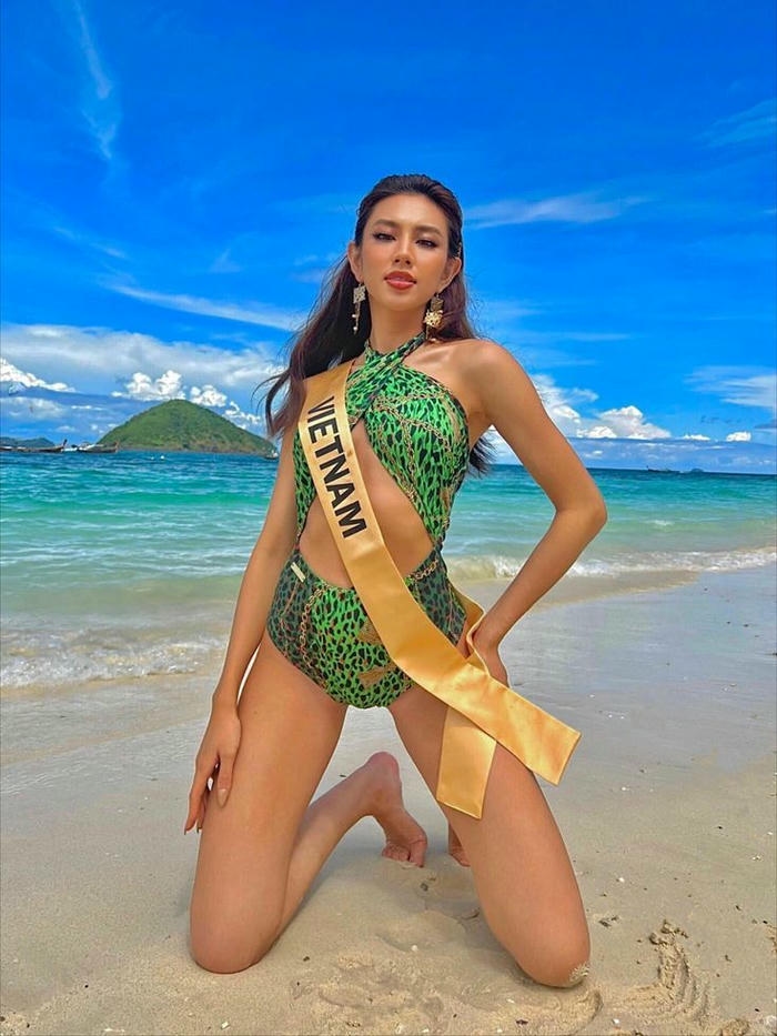 Hình Nguyễn Thúc Thùy Tiên với trang phục bikini