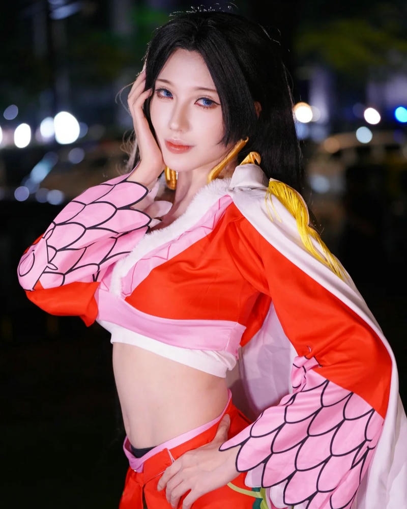 Hình ảnh Boa Hancock cosplay nổi bật với thần thái quyến rũ