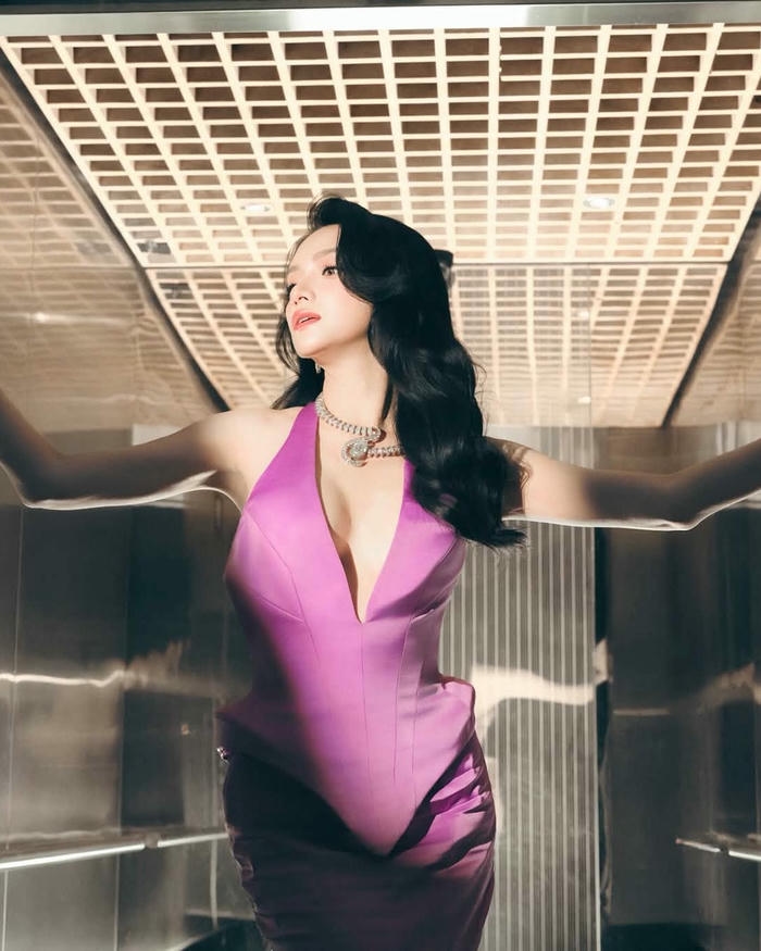 Hương Giang sexy có diện mạo trẻ trung cuốn hút