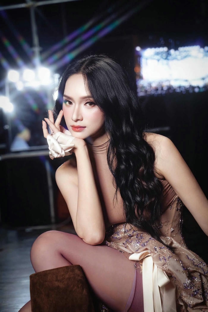 Hương Giang sexy có thần thái tự tin rạng rỡ