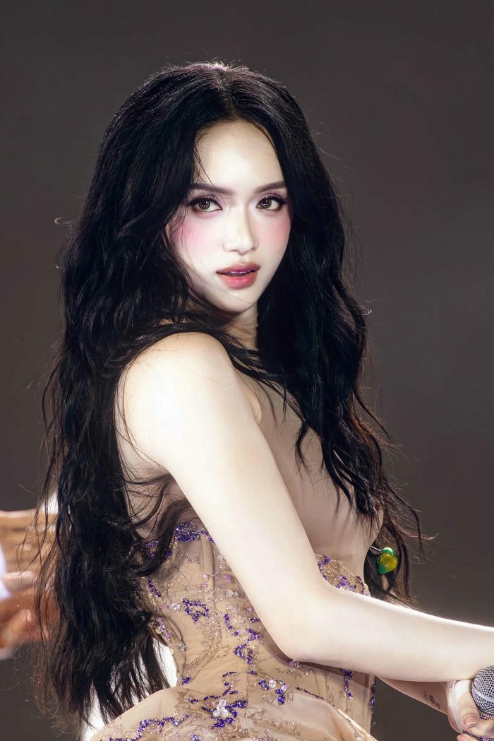 Hương Giang sexy có vẻ đẹp nữ tính tinh tế