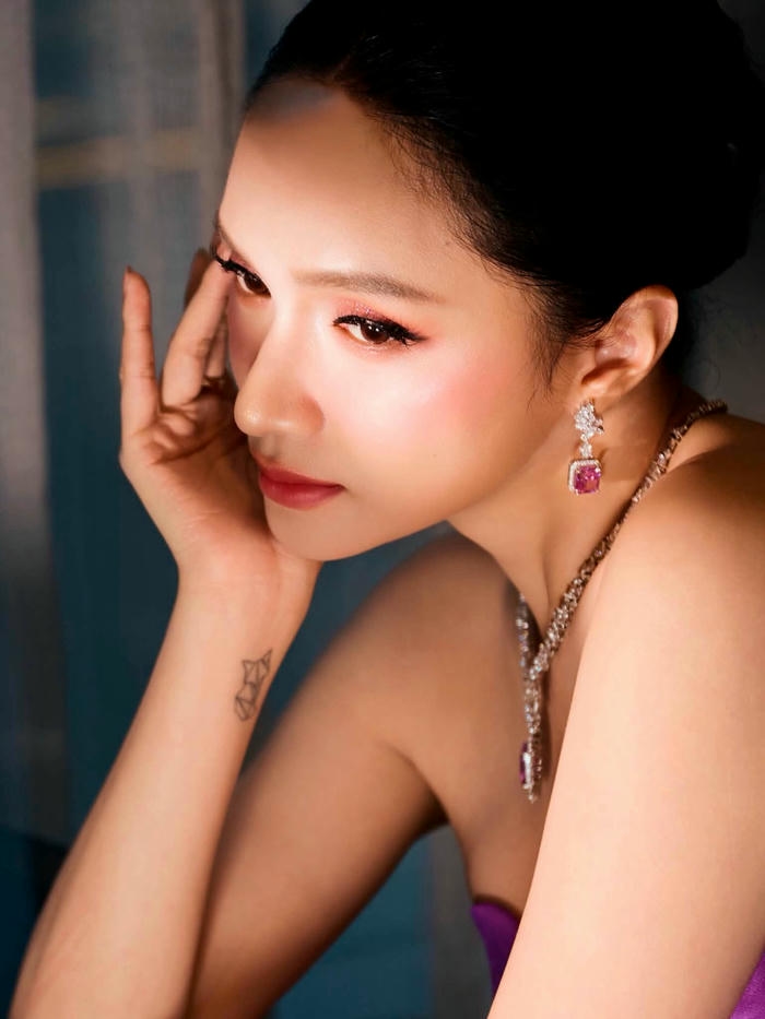 Hương Giang sexy mang nét đẹp sắc sảo cuốn hút