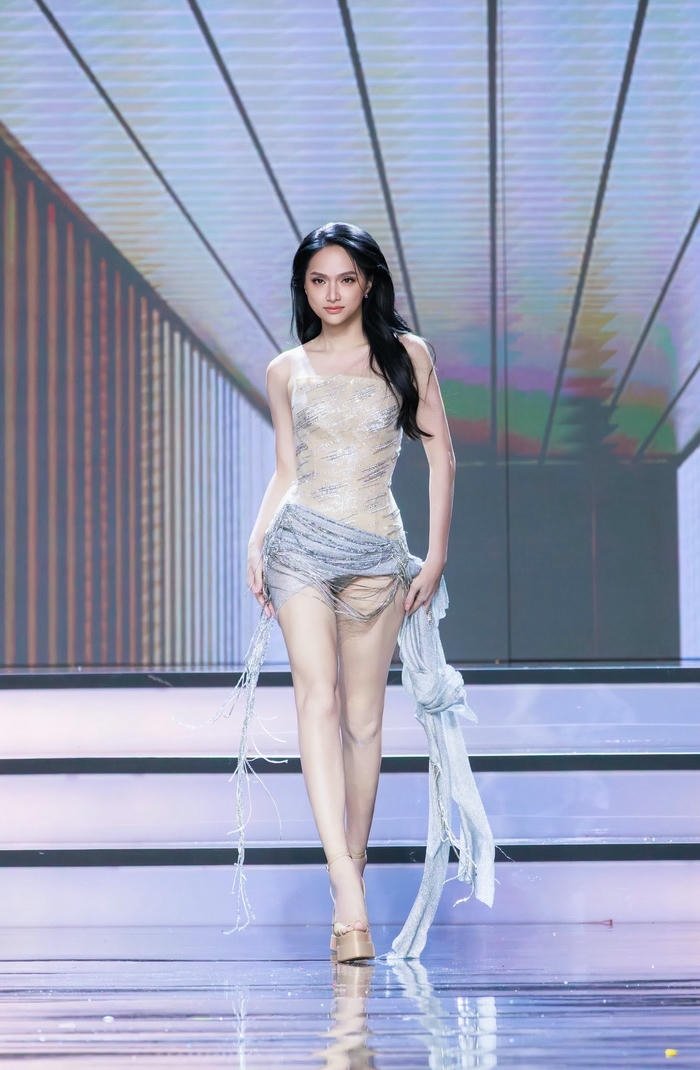 Hương Giang sexy với diện mạo cuốn hút sang trọng