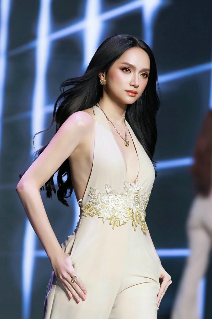 Hương Giang sexy với vẻ ngoài quyến rũ thanh tú