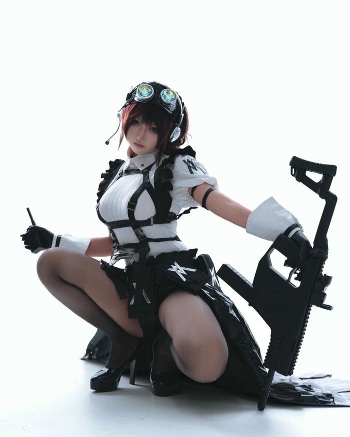 Maid cosplay có vẻ ngoài duyên dáng nữ tính