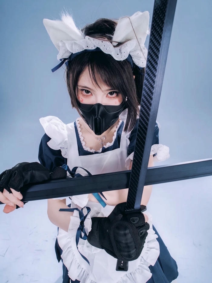 Maid cosplay với thần thái nhẹ nhàng duyên dáng