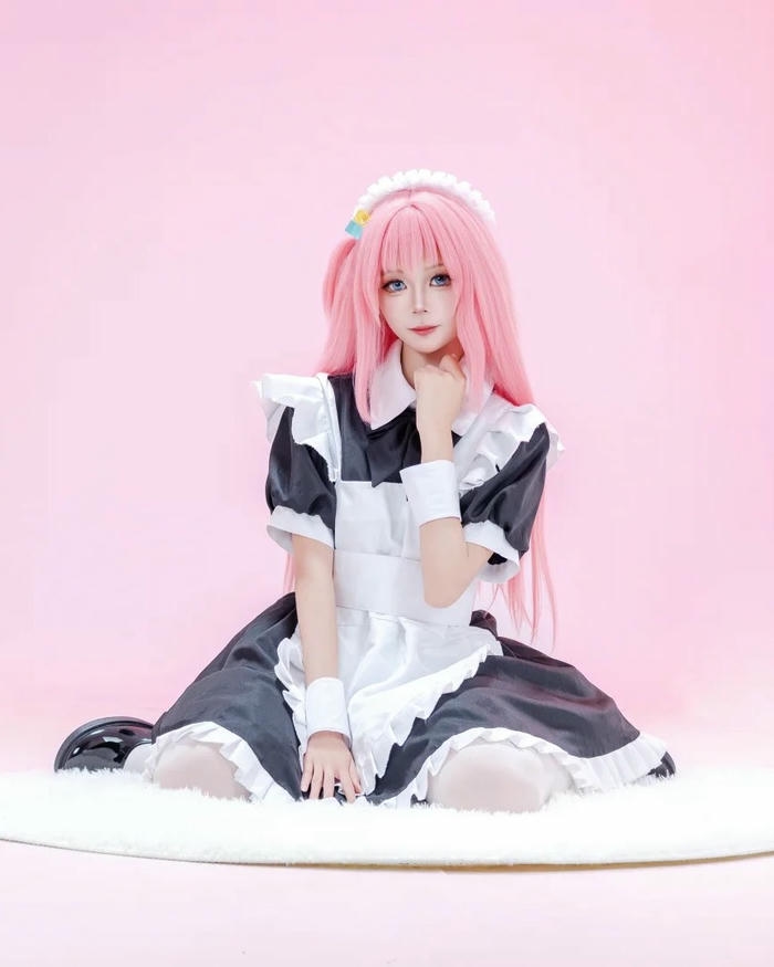 Maid cosplay với trang phục nữ tính tinh tế