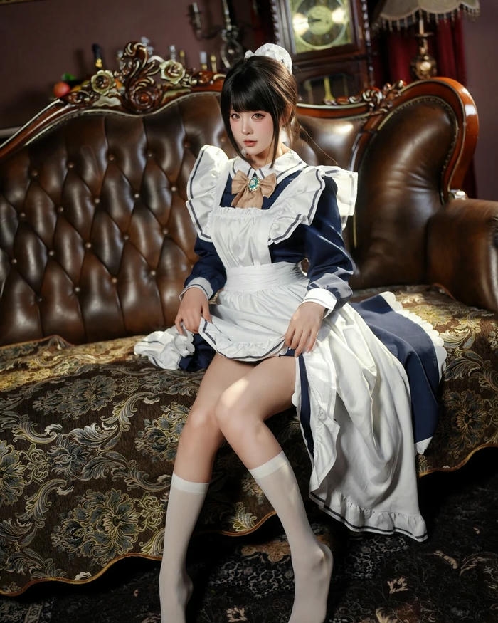 Maid cosplay với vẻ ngoài trẻ trung thanh tú