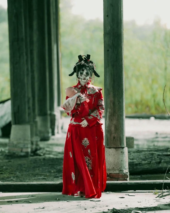 Mẫu cosplay ma nữ có phong thái bí ẩn