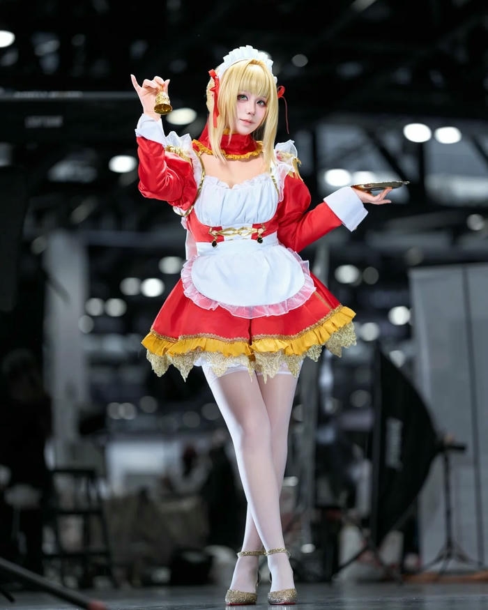 Mẫu maid cosplay với diện mạo xinh xắn