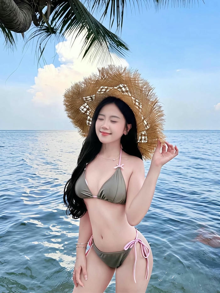Mỹ nhân Việt Nam mặc bikini đầy vẻ nữ tính