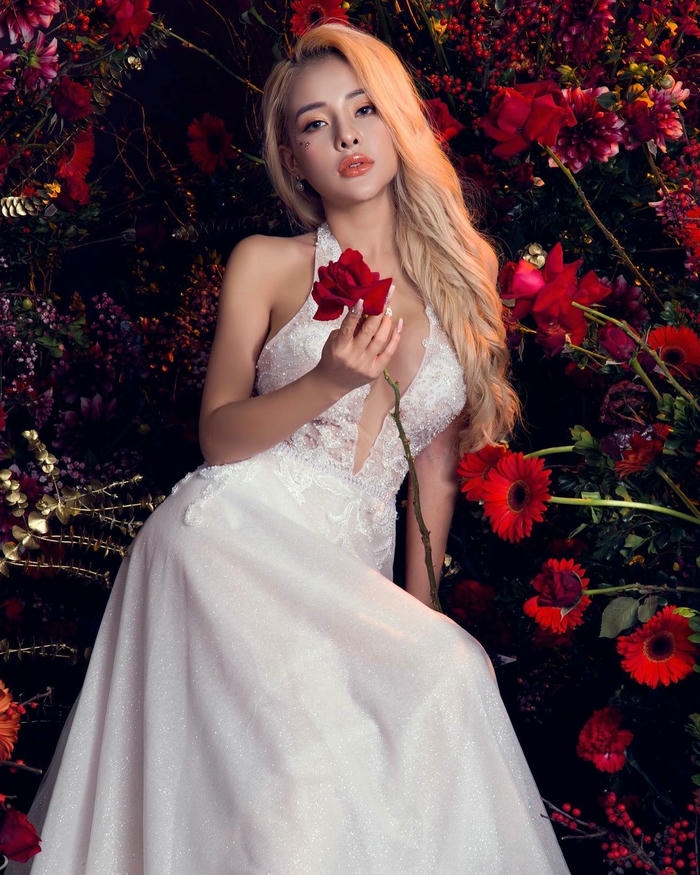 Ngân 98 sexy nghệ thuật tự nhiên lôi cuốn hoàn hảo